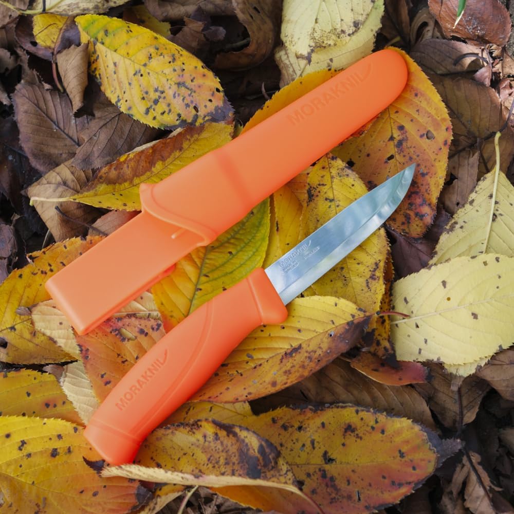 Morakniv Companion Freizeitmesser in flureszierendem orange mit rostfreiem 12C27 Sandvikstahl und Köcherscheide — Ansicht 2