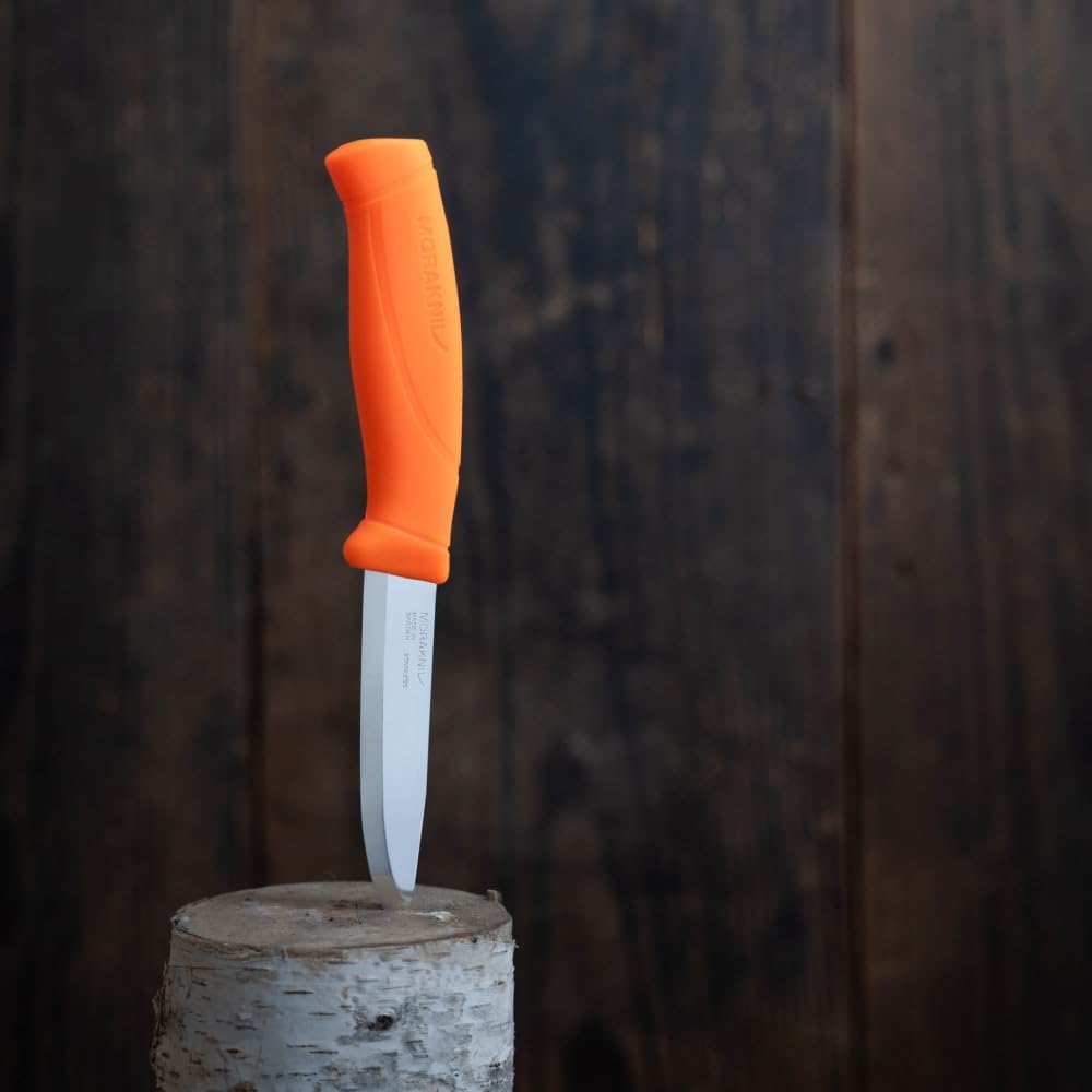 Morakniv Companion Freizeitmesser in flureszierendem orange mit rostfreiem 12C27 Sandvikstahl und Köcherscheide — Ansicht 3