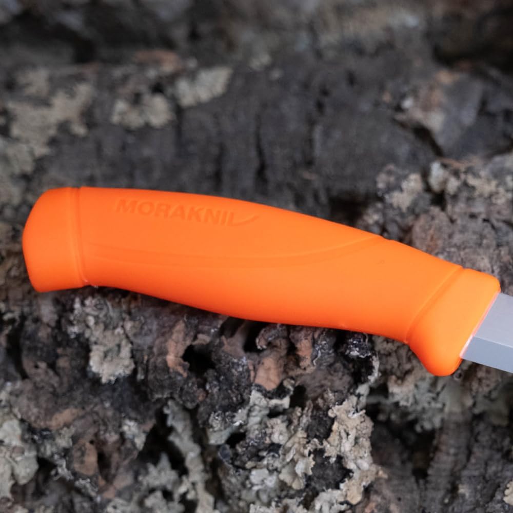 Morakniv Companion Freizeitmesser in flureszierendem orange mit rostfreiem 12C27 Sandvikstahl und Köcherscheide — Ansicht 5
