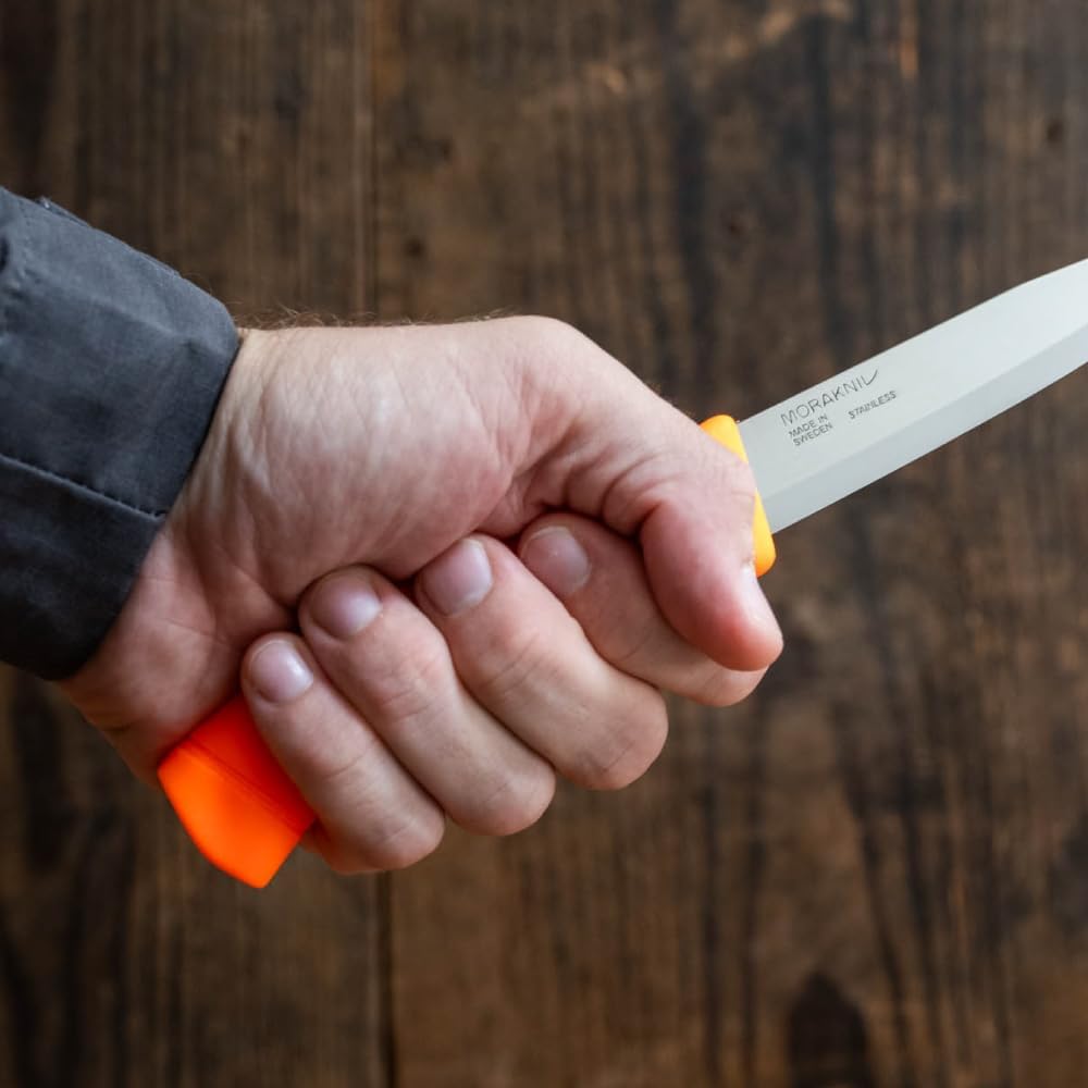 Morakniv Companion Freizeitmesser in flureszierendem orange mit rostfreiem 12C27 Sandvikstahl und Köcherscheide — Ansicht 6