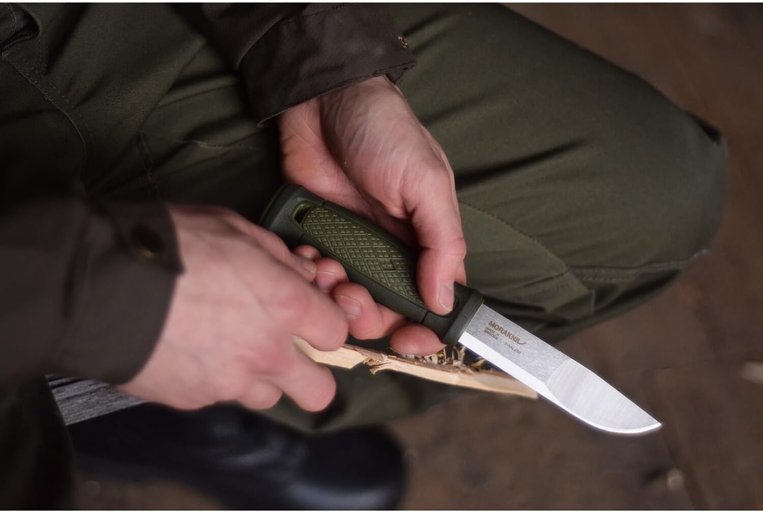 Morakniv Erwachsene Mora KANSBOL Gürtelmesser, Sandvik-Stahl 12C27, rostfrei, TPE-Kunststoffgriff, Köcherscheide, Befestigungssystem, Mehrfarbig, One Size — Ansicht 4